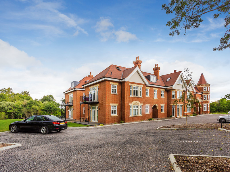 2 Bed Apartment To Rent in Horley